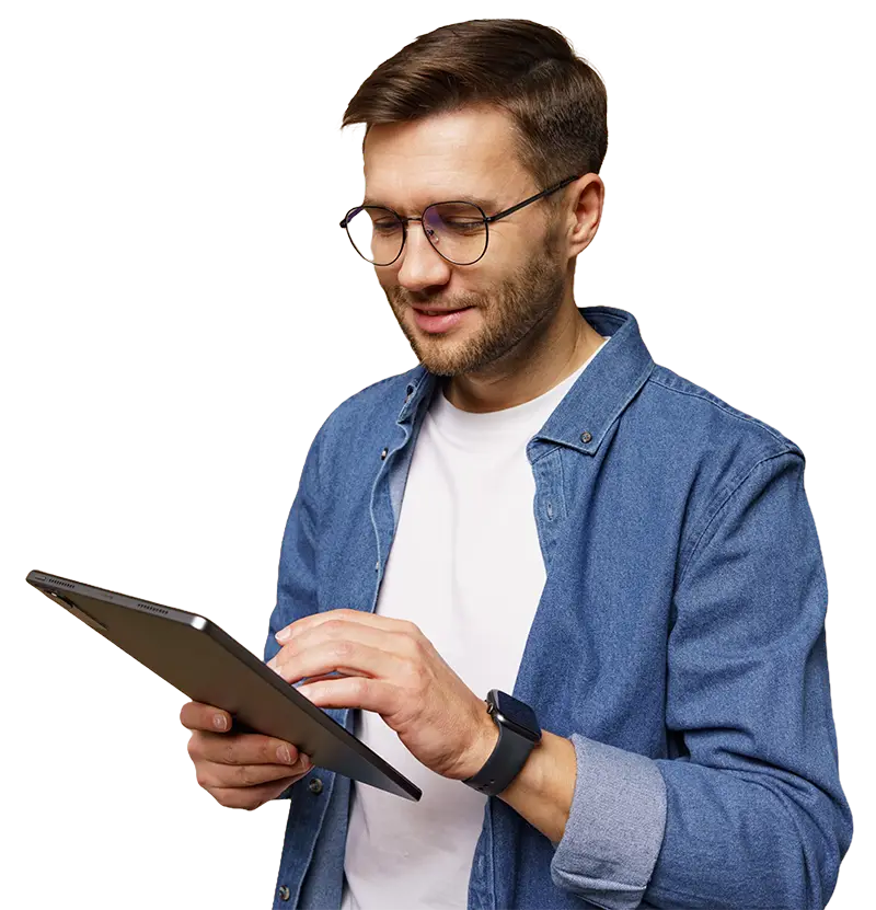Mann mit Brille und in blauem Hemd mit Tablet in der Hand